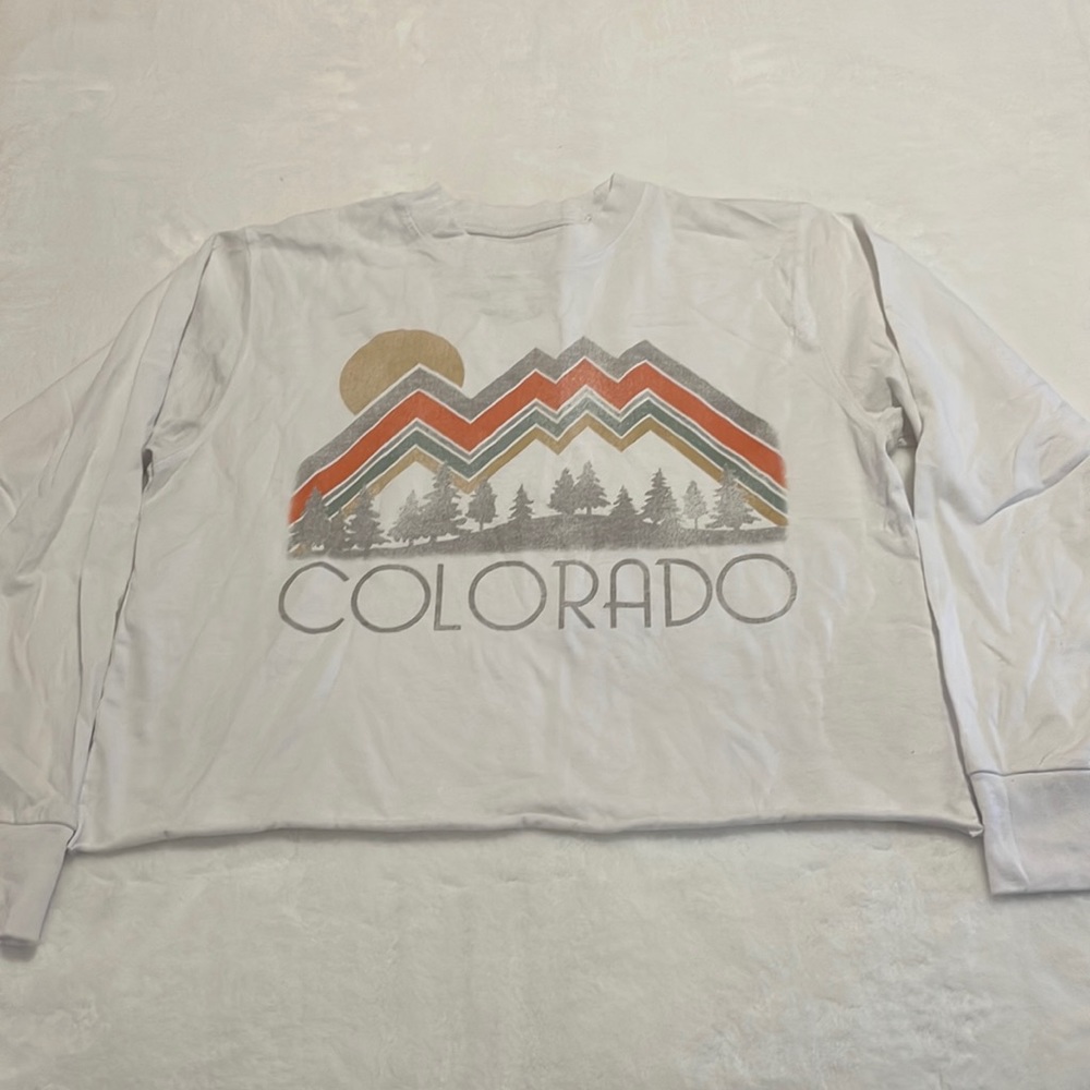 Cropped long sleeve Colorado t-shirt.